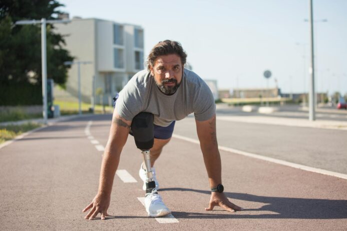 man with leg prosthesis before run